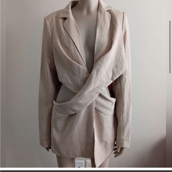 PRETTY LITTLE THING Stone Woven Tailored Cut Out Waist Wrap Over Blazer size 12 - Picture 2 of 5
